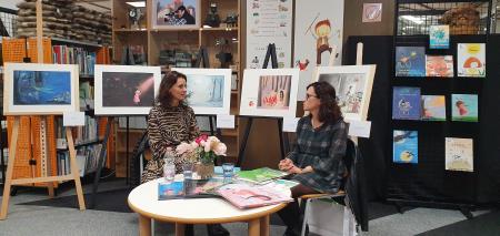 Pogovor s Kristino Krhin, v ozadju pet izbranih ilustracij, foto K Papez